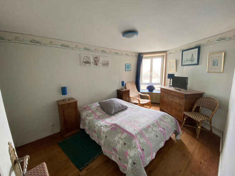 As well as the second bedroom with sea view included a double bed :